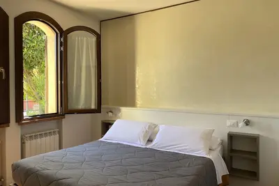Image de Spacieux appartement de trois pièces Jolly équipé de tout le confort, avec jardin et terrasse.