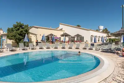 Image de Deluxe appartement de 2 chambres, WiFi, 3 piscines 10min en voiture de la plage