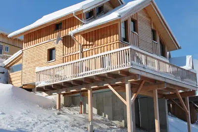 La cabane à la montagne vous invite à la randonnée, au ski et à la détente. . . .