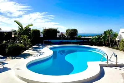 Image de Récemment rénové, emplacement privilégié, Playa Blanca, piscine privée, vue sur la mer, près de la plage, WiFi, Sat