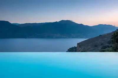 Luxueuse villa en pierre calme et spacieuse avec grande piscine à débordement et vue imprenable