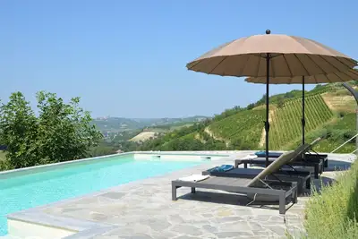 Image de Villa confortable w / piscine incroyable et vue sur les vignobles et les collines de Monferrato!