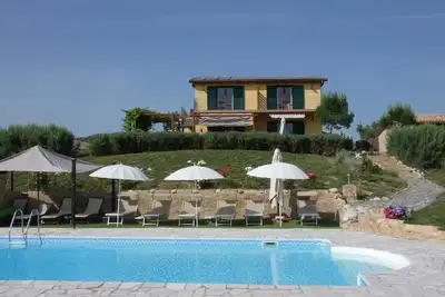 Image de Villa avec piscine pour 16 personnes avec une vue imprenable à 360 °, bel emplacement paisible