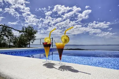 Image de Maison individuelle avec piscine, terrasse et vue sur la mer