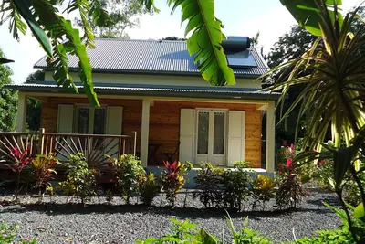 Image de Maison meublée dans un jardin fleuri pour un séjour en famille et entre amis