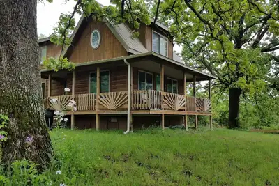 Image de Big Oak Cabin est l'escapade parfaite dans les Ozarks! Flotter, pêcher, chasser ou se détendre!