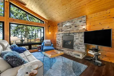 Image de Cabane de style nord-ouest avec une vue imprenable sur l'océan et l'accès à la plage à proximité!