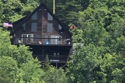 Image de \"Carpe Diem\", belle maison spacieuse au bord du lac, bain à remous, quai pour bateau