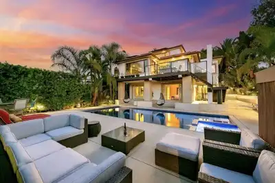 Image de Luxury Gated Mission Bay Estate avec piscine de style Resort!