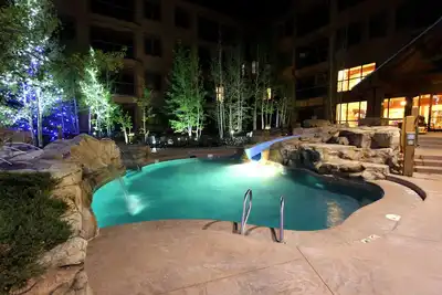 Image de Nouvelle Liste: Luxueux Condo 2br pour 6 personnes. Suivant pour soulever. Piscine chauffée et bain à remous