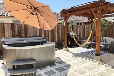 Image de * Nouvelle Liste * Luxueux et Spacieux Maison familiale conviviale avec tout nouveau bain à remous **