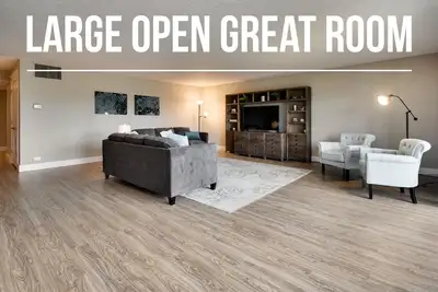 Image de Downtown Condo - Marche pour Parcs, Restaurants, Vie nocturne, et le travail.