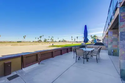 Image de Grand patio au rez-de-chaussée avec vue sur la baie! ! 2 chambres / 2 salles de bain