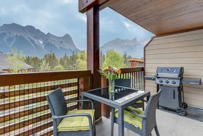 Image de Vue imprenable sur les montagnes dans le luxueux Rundle Cliffs Lodge - Spring Creek