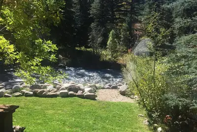 Image de True Colorado Log home adossé à la rivière