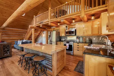 Image de Dancing Bear Cabin sur les rives de la rivière Wenatchee pour 10 à 14 personnes