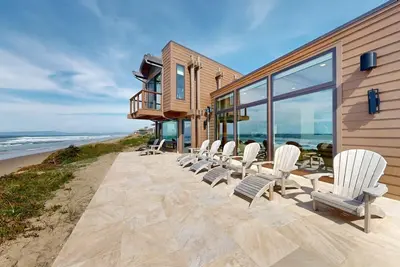 Image de Spectaculaire Home Ocean-Front Dans La Baie Monterey