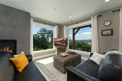 Image de Nouvelle suite privée spacieuse perchée sur la falaise, surplombant le fleuve Columbia.
