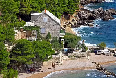 Image de Parfait vacances en bord de mer dans une maison en pierre traditionnelle isolée avec piscine
