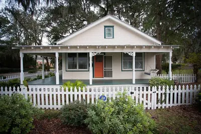 Image de Bungalow de charme avec porche enveloppant