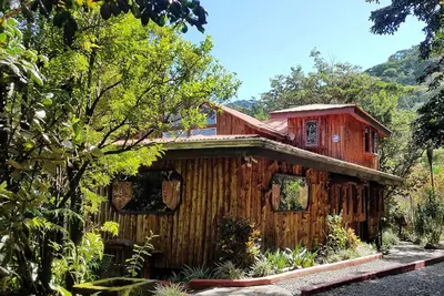 Image de Treetop House - Charme artistique dans la canopée de Monteverde