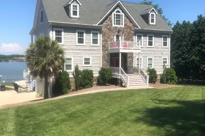 Image de Lakehouse de luxe w / Vues à couper le souffle! Bassin. Jacuzzi. Salle de jeux Location de bateaux. Doc