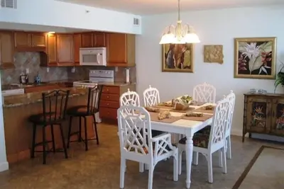 Image de Condo de luxe sur la plage vous attend!