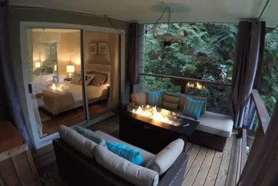 Image de Forêt privée et cadre de ruisseau avec table de feu en plein air