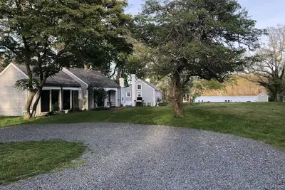 Image de Vraiment antique Cape Cod maison avec sa propre plage sur le lac Scargo près de la baie