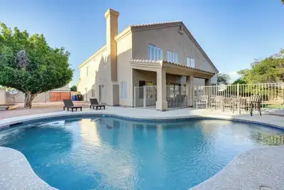 Image de Nouveau! 6 Br Chandler Home avec piscine chauffée!