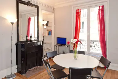 Image de Rue Larrey. Fabuleux appartement 2/3 de lit dans le Quartier Latin, Place Monge. Spacieux et calme.