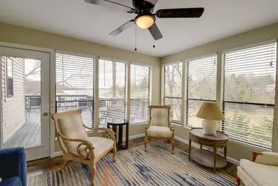 Image de Remodelé Lakefront Dandridge Home w / Deck & Dock!