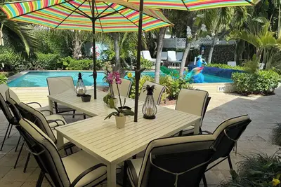 Image de Grande belle maison, piscine chauffée, à quelques pas de la plage!