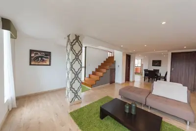 Image de Condo 2 étages entièrement meublé avec vue sur la ville métropolitaine