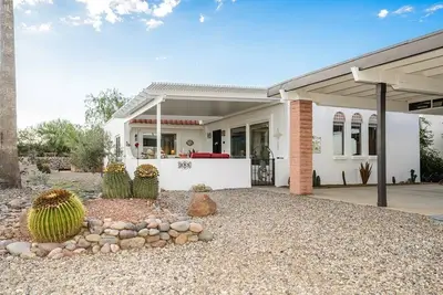 Image de Vue sur la montagne de face, vue sur le désert de l'arrière.