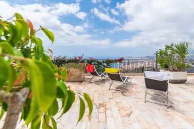 Image de Une maison spacieuse pour la famille et les amis avec vue sur la baie de Funchal.