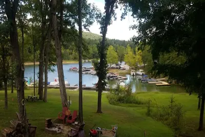 Image de Maison du lac Rough River<br>Pas De Requins dans ce lac! <br>Alors venez profiter de l'eau.