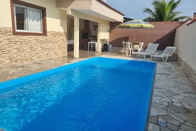 Image de grande maison de ville neuve avec piscine