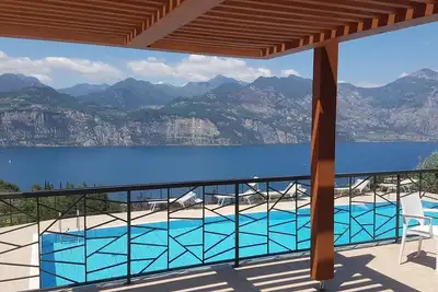 Image de Appartement neuf avec des vues spectaculaires sur le lac de Garde