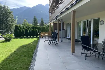 Image de Appartement de luxe moderne de 2 chambres au rez-de-chaussée avec terrasse extérieure et jardin
