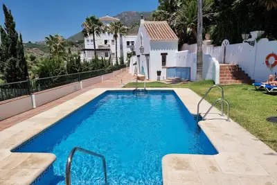 Image de Appartement moderne avec piscine, télévision par satellite et Wi-Fi haut débit par fibre