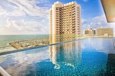 Image de Superbe penthouse en duplex avec piscine à débordement sur le toit, parking, amplement d'espace
