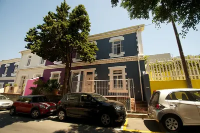 Image de Une maison spacieuse et luxueuse de deux chambres avec balcon, cour et terrasse sur le toit