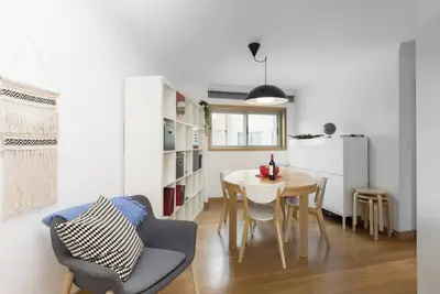 Image de Spacieux appartement lumineux avec balcon par Host Wise