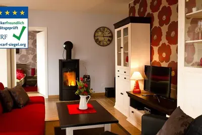 Image de Fabuleux appartement rez de chaussée avec sauna, bain tourbillon, foyer, connexion Wi-Fi gratuite et une chaise de plage