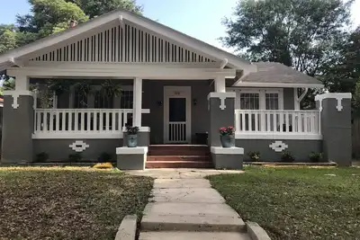 Image de Chalet Nouvellement RÉNOVÉ Sur La Rue Du Casino Island View