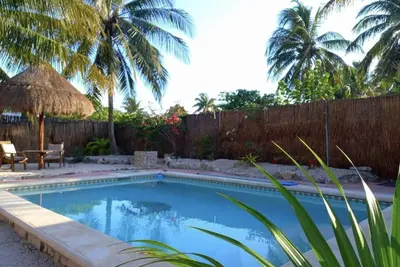Image de 2 chambres Beach House Brand New Pool - Cour privée entièrement clôturée - Jardins luxuriants