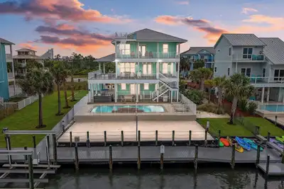Image de Luxueux Gulf House avec les deux accès à la plage et à la baie. Plage privée et piscine privée