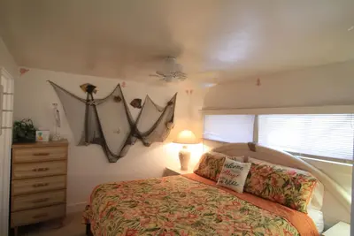 Image de 300 de front de l'eau sur une route à une voie avec un quai de 250 pieds et un chalet de 1 Brm!