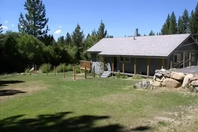 Image de Cadre de prairie et de forêt privé, animaux acceptés, bain à remous, escapade parfaite à Tahoe! !